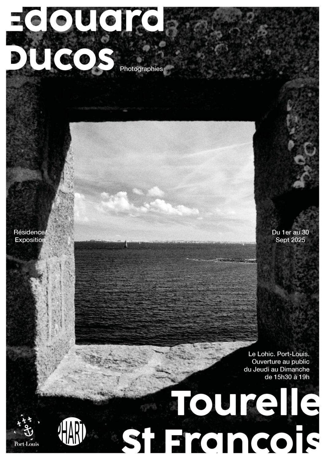 Affiche en noir et blanc présentant une photographie prise à travers une ouverture de pierre donnant sur la mer et le ciel nuageux. En surimpression figurent les informations de l’exposition : Edouard Ducos, Photographies. Résidence/Exposition à la Tourelle St François, Port-Louis, du 1er au 30 septembre 2025. Ouverture du jeudi au dimanche de 15h30 à 19h. Logos de Port-Louis et PHART en bas à gauche.